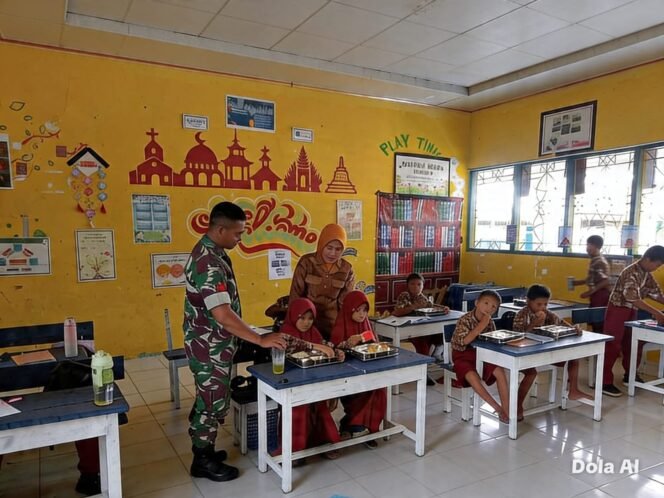 
					Dukung Program Nasional, Babinsa Kodim 1420/Sidrap Dampingi Penyaluran Makan Bergizi Gratis