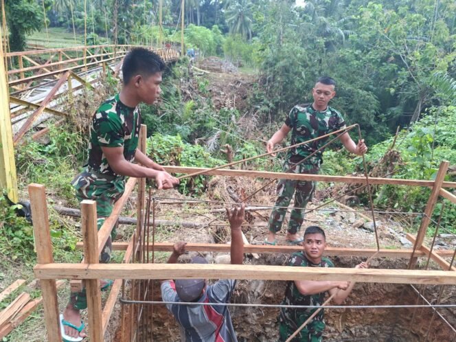 
					Satgas Jembatan Perintis Garuda Kodim 0408/BS Bersama Warga Rangkai Besi Jembatan Perintis Garuda