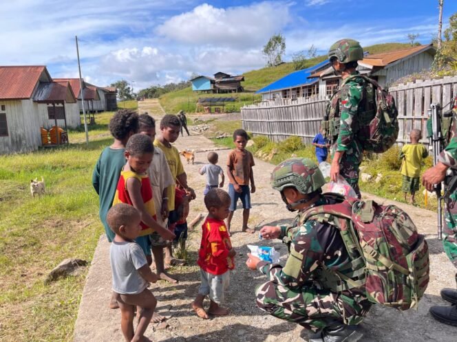 
					Pos Serambakon Laksanakan Anjangsana ke Kampung Wanbakon, Berikan Pengobatan Gratis dan Bingkisan untuk Anak-Anak