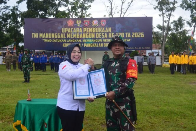 
					Penandatanganan Naskah Serah Terima Pekerjaan Warnai Pembukaan TMMD Ke-128 Kodim 1014/Pbn