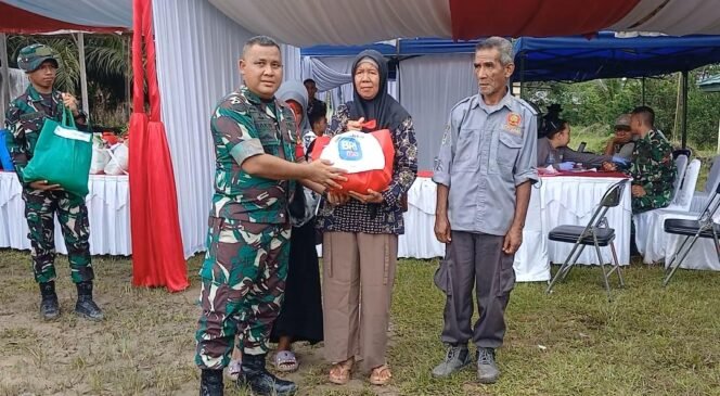 
					Warga Gembira Terima Bantuan Sembako pada Pembukaan TMMD Ke-128