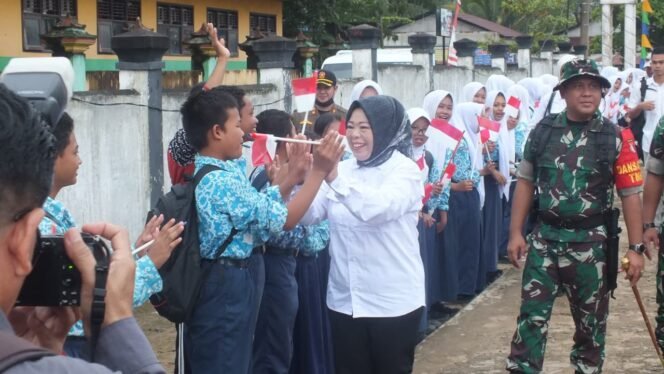
					Semarak Pembukaan TMMD Ke-128, Pelajar Sambut Meriah Kedatangan Bupati Kobar