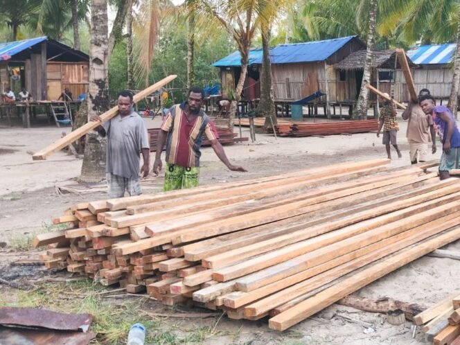 
					Hadapi Medan Sulit, Satgas TMMD 128 Kodim Mimika Distribusikan Material ke Pedalaman