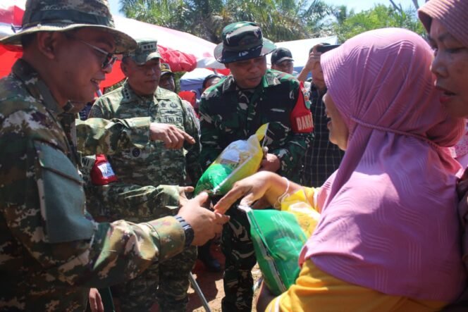 
					Kodim 0425/Seluma Bagikan Sembako pada Pembukaan TMMD ke-128 di Desa Lubuk Lagan
