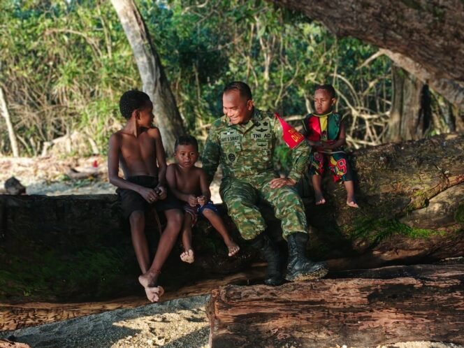 
					Kedekatan Dandim 1801/Manokwari dengan Anak-Anak Warnai TMMD Ke-128 di Tanah Rubuh