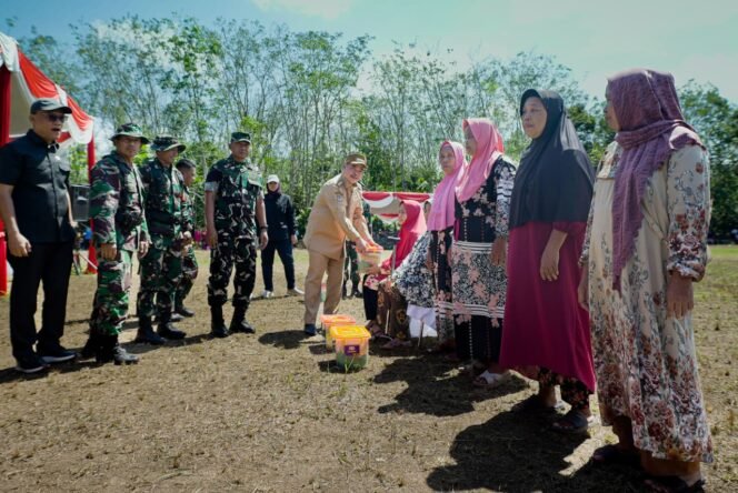 
					Pembagian Sembako Warnai Pembukaan TMMD Ke-128 Kodim 0405/Lahat di Lubuk Tampang