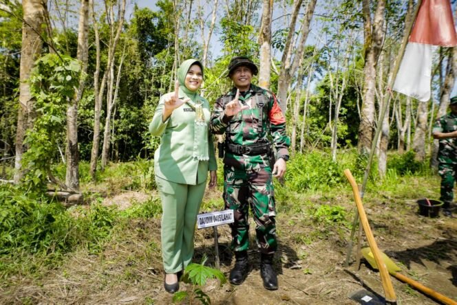 
					Ketua Persit KCK Cabang XVI Kodim 0405/Lahat Ikut Tanam Pohon di Pembukaan TMMD Ke-128