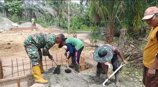 
					Progres Pesat, Jembatan Gantung Perintis Garuda Koramil 408-05/Manna Kini Tahap Pengecoran Tiang Pondasi Jembatan