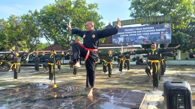 
					Melalui Pencak Silat Militer, Kodim 1620/Loteng Asah Kemampuan Prajurit Close Combat.
