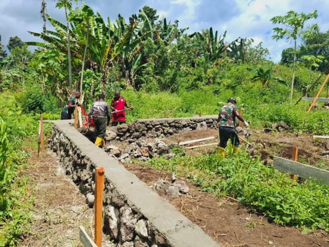 
					Gotong Royong TNI dan Warga Warnai Pembangunan Rumah TMMD di Tanah Rubuh