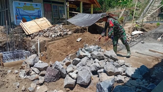 
					Babinsa Koramil 1309/Wori Sertu Seldy Dampingi Pembangunan Jembatan Perintis Garuda Bersama Masyarakat