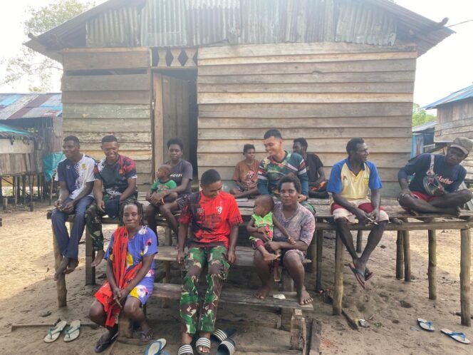 
					Sela Istirahat, Satgas TMMD 128 Manfaatkan Waktu untuk Komsos dengan Warga