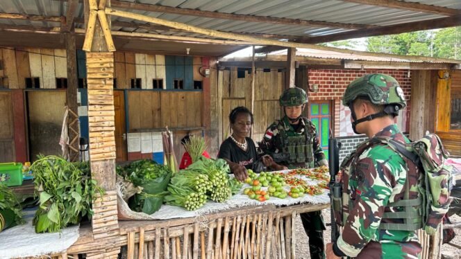 
					Pos Okpol Yonif 751/VJS Beli Hasil Kebun Warga, Dukung Kesejahteraan Masyarakat Sekitar Pos
