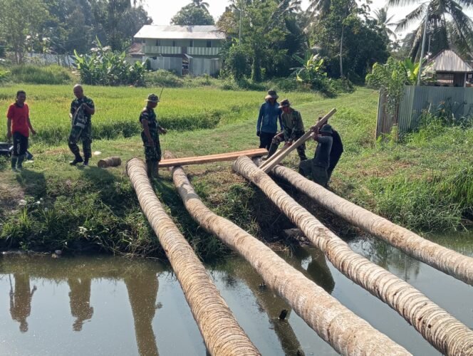 
					Babinsa Koramil 13/Baktiya Bersama Warga Bangun Jembatan Darurat di Aceh Utara