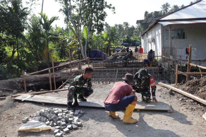 
					Babinsa Kodim 1512/Weda Bersama Warga Gotong Royong Bangun Jembatan Garuda