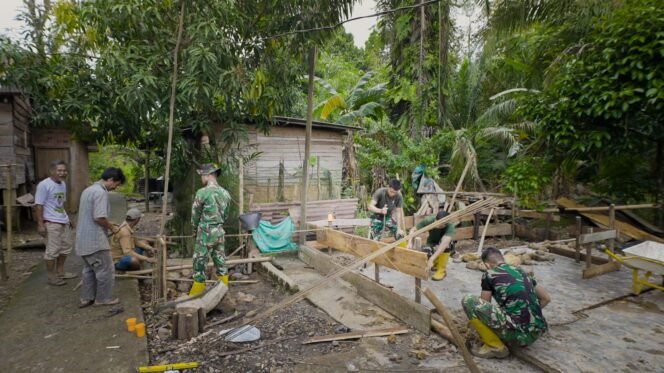 
					Satgas TMMD Ke-128 Mulai Kerjakan Kusen Rumah, Wujudkan Hunian Layak bagi Warga Lubuk Tampang