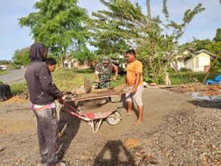 Babinsa Koramil 03/Setia Bakti Bantu Warga Bangun Rumah Lewat Gotong Royong