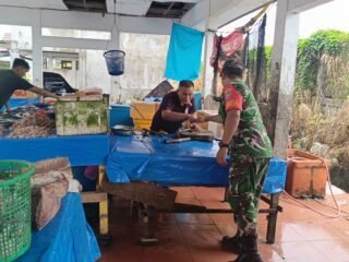 Babinsa Koramil 06/Teunom Pantau Aktivitas Pajak Ikan di Pasar Kede Teunom