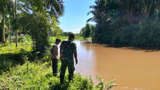 
					Babinsa Koramil Teunom Gelar Patroli Keamanan di Pinggiran Krueng On Bersama Warga