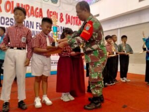 Babinsa Hadiri Penutupan O2SN dan FLS2N SD/MI Kecamatan Delta Pawan 2026