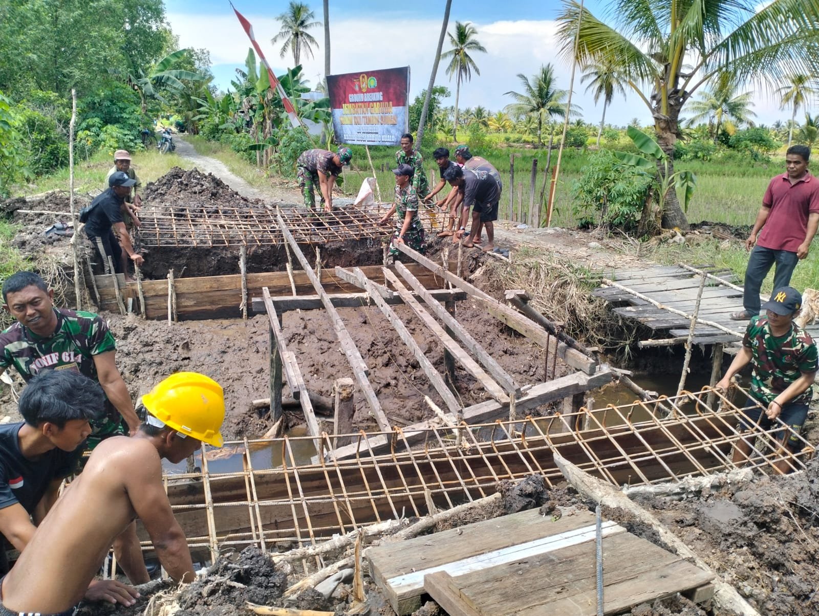 Kodim 1005 Dorong Konektivitas Desa Melalui Pembangunan Jembatan Garuda