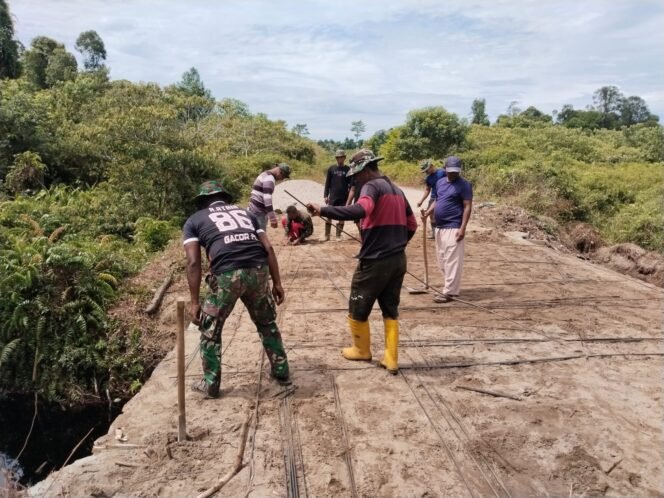 
					Rangkaian Besi Jadi Fokus Pengerjaan Jembatan Aramco oleh Prajurit Kodim 0107/Aceh Selatan