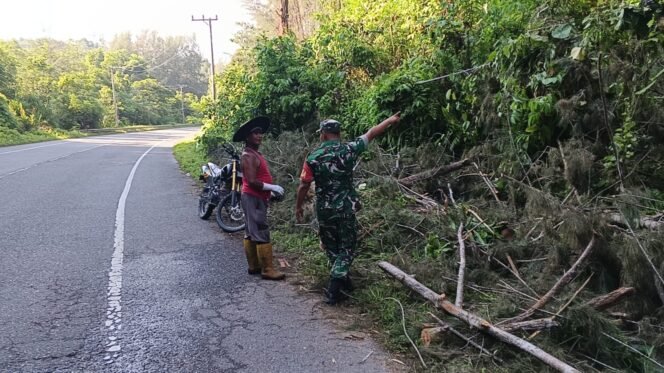 
					Babinsa Koramil 03/Setia Bakti Intensifkan Patroli di Titik Rawan Longsor Gunung Cincrang