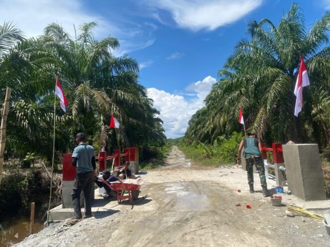 
					Personel TNI Bersama Warga Rawat Fasilitas Umum Melalui Pengecatan Jembatan