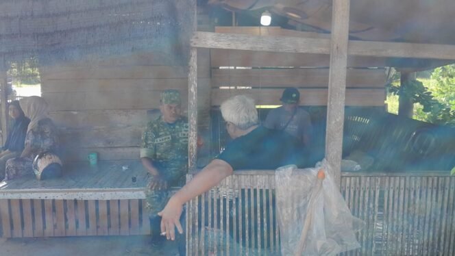 
					Babinsa Koramil Setia Bakti Pererat Kedekatan dengan Warga Melalui Komunikasi Sosial di Gampong Baro