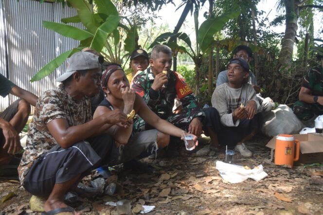 
					Suasana Santai di Tengah Proyek Jalan, Satgas TMMD dan Warga Lepas Lelah Bersama