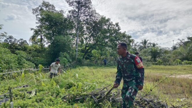 
					Babinsa Koramil 06/Teluk Dalam Wujudkan Lingkungan Bersih Melalui Kegiatan Gotong Royong Warga