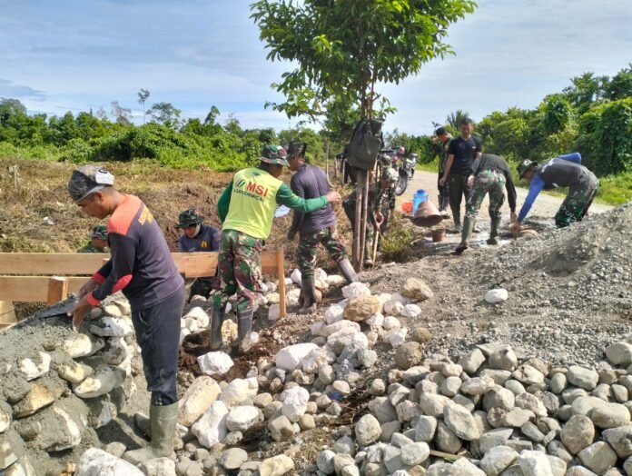 Prajurit Kodim 1705/Nabire memulai pembangunan Jembatan Perintis Garuda