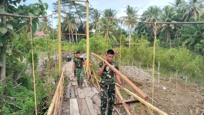 
Kodim 0408/BS  menurunkan material kayu