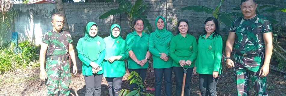Persit Cabang LXII Kodim 1310/Bitung Koorcab Rem 131 PD XIII/Merdeka melaksanakan kegiatan pembersihan lingkungan dan penanaman pohon