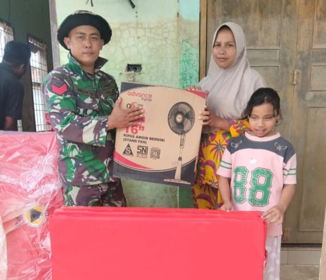 
Langsung di Lapangan, Babinsa Kawal Bantuan BNPB untuk Warga Huntara Gedumbak