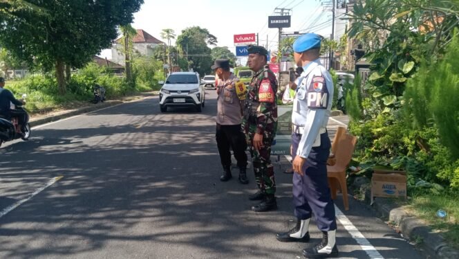 
					Kompak Dan Solid, TNI Polri Dan Pecalang Di Desa Akah Amankan Upacara Ngangget Don Bingin