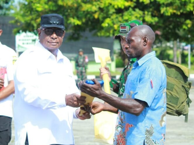 
					Bupati Mimika Serahkan Alat Kerja TMMD Secara Simbolis, Warga Sambut dengan Harapan Besar