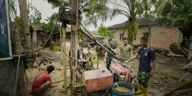 
					TMMD Ke-128 Kodim 0405/Lahat Kebut Pengerjaan Sumur Bor untuk Penuhi Kebutuhan Air Bersih Warga