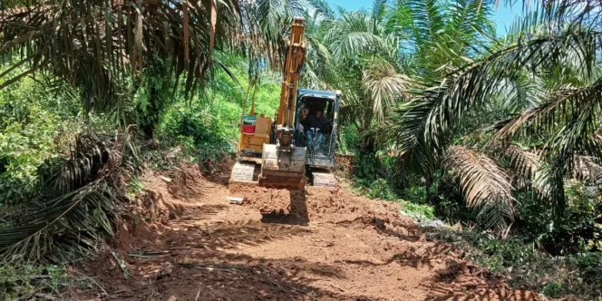 
					Excavator Jadi Ujung Tombak, Pembukaan Jalan 2 Km TMMD ke-128 Dikebut di Lubuk Tampang