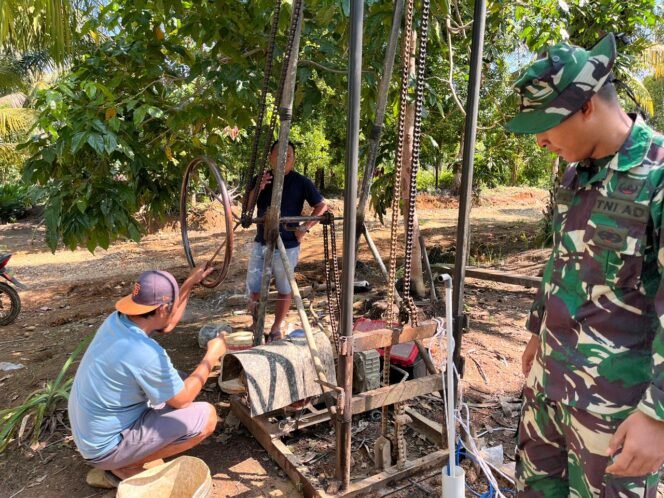 
					TMMD 128 Kodim 0425/Seluma Bangun Sumur Bor, TNI dan Mahasiswa KKN 107 UNIB Hadirkan Air Bersih untuk Warga
