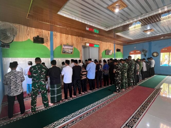 
					Satgas TMMD 128 Kodim 0425/Seluma Shalat Jumat Berjamaah Bersama Warga dan Mahasiswa KKN 107 UNIB