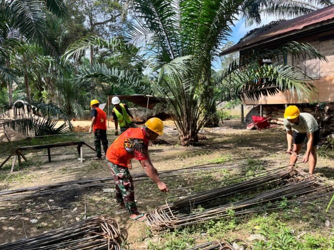 
					Cuaca Hujan Panas Bukan Hambatan Perangkaian Besi Pembangunan Jembatan Perintis Garuda