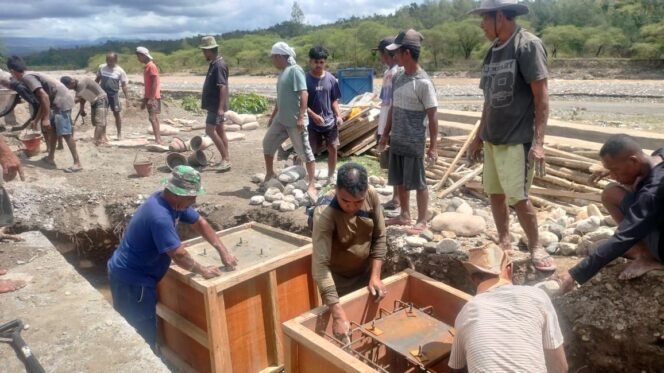 
					Percepatan Terus Digenjot, Kodim 1618/TTU Masuki Tahap Pengecoran Struktur Utama Jembatan