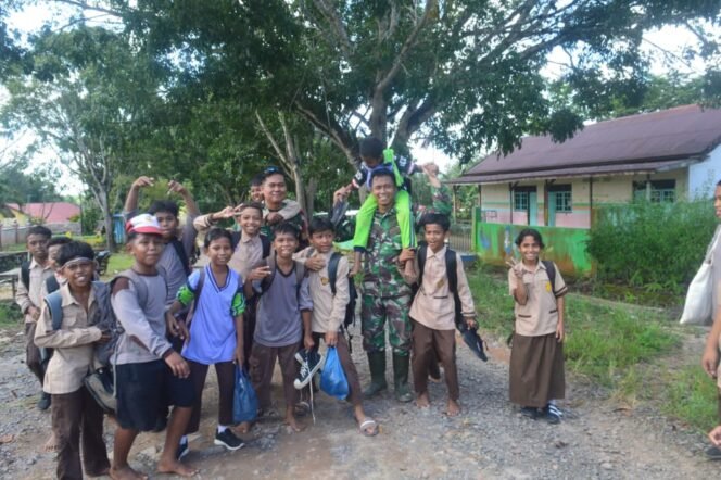 
					Momen Kebersamaan, TNI Jadi Idola Anak-Anak