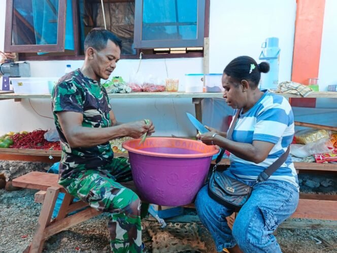 
					Mama-Mama Papua Ambil Peran di Dapur Umum, Dukung Kelancaran TMMD ke-128 Kodim 1801/Manokwari