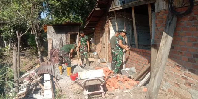 
					“Bersama-Sama Kita Bisa”, Semangat Gotong Royong Satgas TMMD Warnai Rehab RTLH di Lubuk Tampang