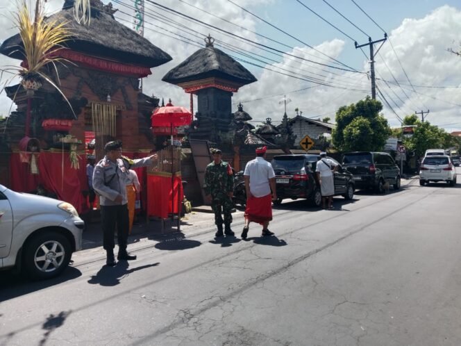 
					Dikawal Babinsa Tojan,  Persembahyangan Piodalan Pura Kawinan Penataran Pande Kuribatu Berlangsung Khidmat