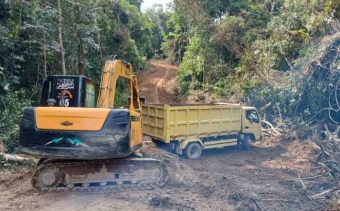 
					Tertibkan Material, Satgas TMMD ke-128 Kodim 0405/Lahat Maksimalkan Pengangkutan Tanah Urug