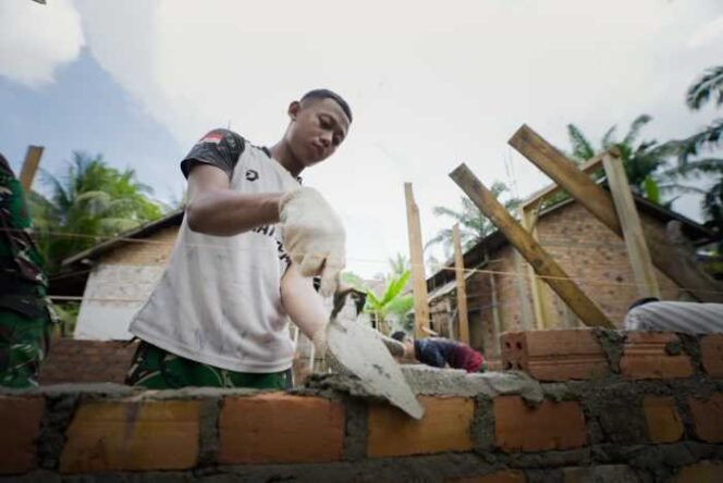 
					Di Bawah Terik Matahari, Satgas TMMD ke-128 Bangun Harapan Lewat RTLH di Lubuk Tampang