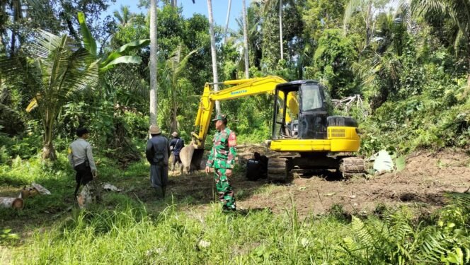 
					Gerai Koperasi Merah Putih Desa Bunutin Siap Dibangun, Babinsa Dampingi Pematangan Lahan.